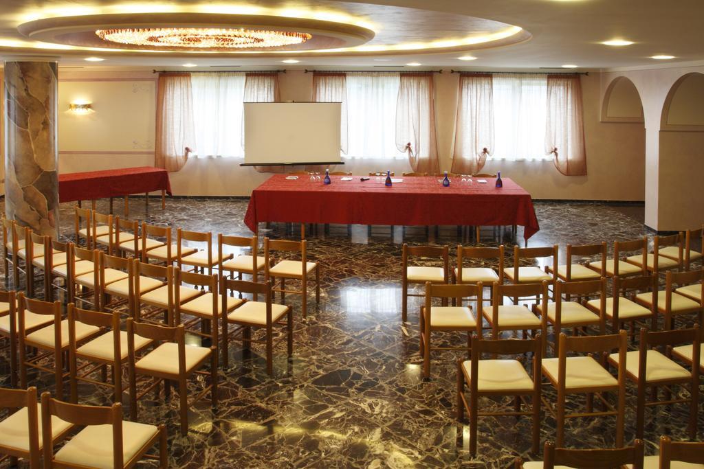 Hotel Castel Lodron Storo Екстериор снимка