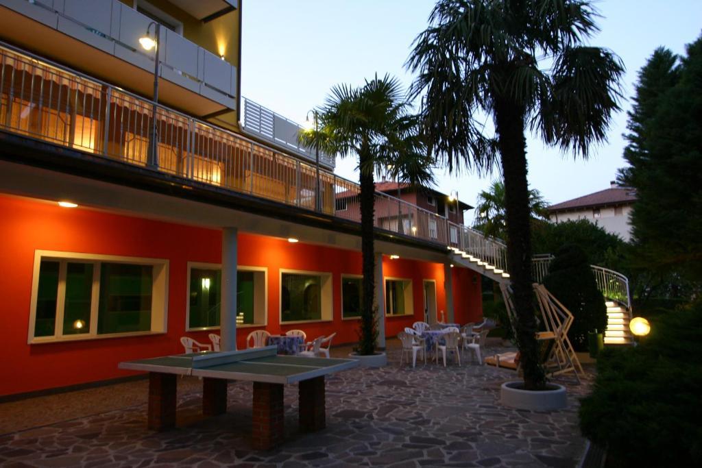 Hotel Castel Lodron Storo Екстериор снимка