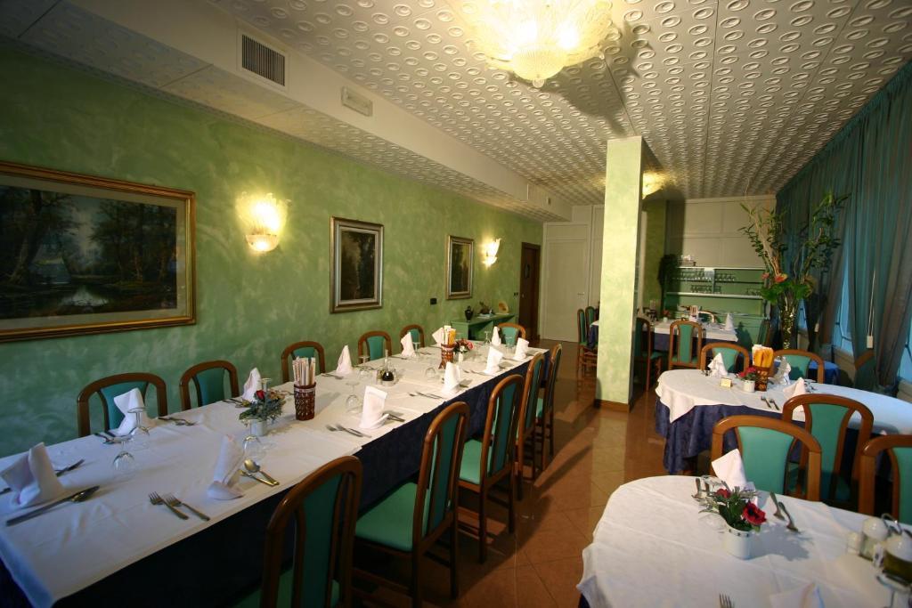 Hotel Castel Lodron Storo Екстериор снимка