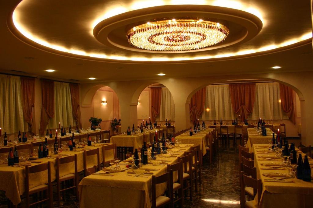 Hotel Castel Lodron Storo Екстериор снимка