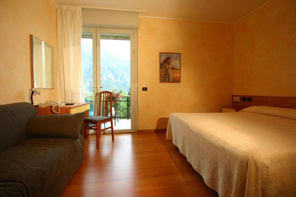 Hotel Castel Lodron Storo Екстериор снимка