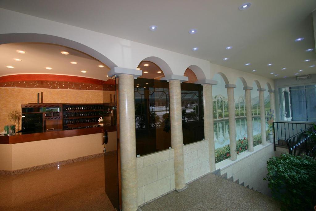 Hotel Castel Lodron Storo Екстериор снимка